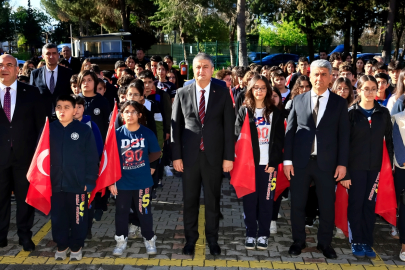 Adana Vali Mustafa Yavuz ortaokul öğrencileriyle Bayrak Töreninde buluştu