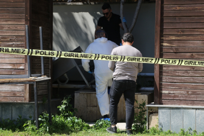 Antalya'da reklam panosunun ayağında erkek cesedi bulundu