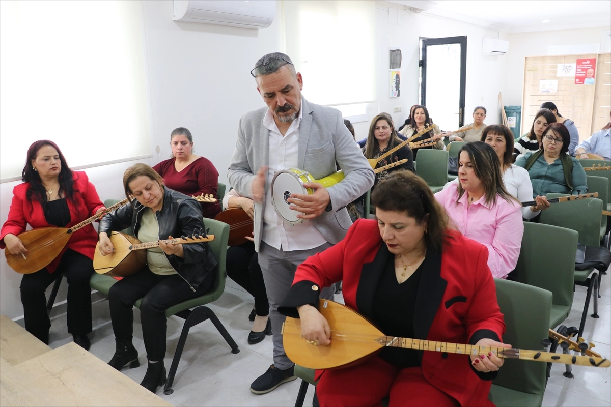 Halil öğretmen depremzede kadınlara bağlama kursuyla moral oluyor