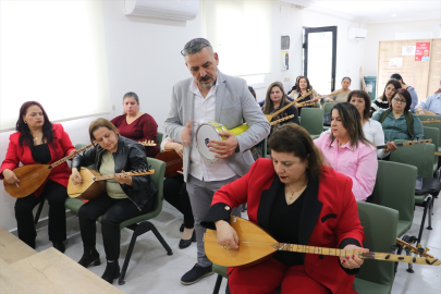 Halil öğretmen depremzede kadınlara bağlama kursuyla moral oluyor
