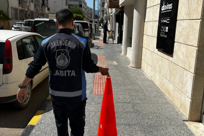 Hatay İskenderun'da zabıtadan kaldırım işgali denetimi: Şemsiye ve dubalar toplandı