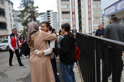 Kahramanmaraş’taki saldırı yaşanan okulda veliler çocuklarını öperek okula yolladı