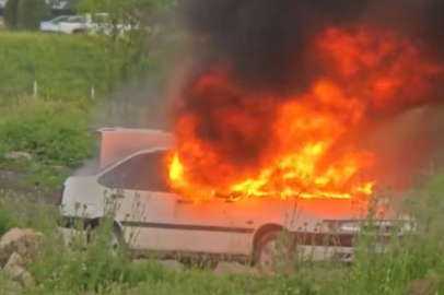 Osmaniye’de park halindeki otomobil alevlere teslim oldu