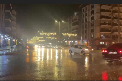 Osmaniye Düziçi'nde Sağanak Yağış Ulaşımı Vurdu: Yollar Sular Altında Kaldı