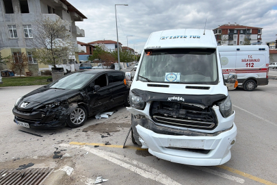 Tokat'ta öğrenci servisi ile otomobil çarpıştı: 10 yaralı