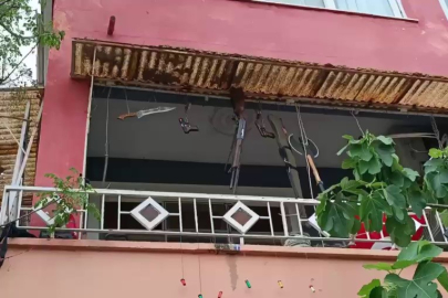 Hatay İskenderun'da evinin balkonuna kılıç ve tüfek asan şahıs yakalandı