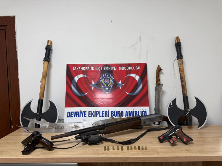 Hatay İskenderun'da evinin balkonuna kılıç ve tüfek asan şahıs yakalandı 2