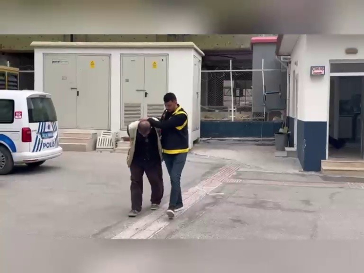 Hatay İskenderun'da evinin balkonuna kılıç ve tüfek asan şahıs yakalandı 3