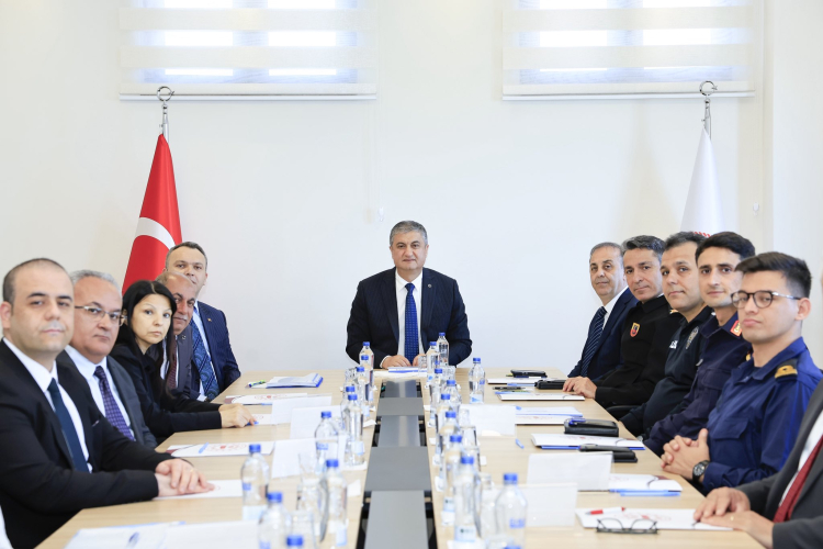 Adana Valisi Mustafa Yavuz, ilçe ziyaretleri kapsamında Yumurtalık’ı ziyaret etti. Programa İl Emniyet Müdürü Ahmet Hakan Arıkan ve İl Jandarma Komutanı Tümgeneral Coşkun Sel de eşlik etti. Ziyaret kapsamında ilk olarak Yumurtalık Kaymakamlığı’nı ziyaret eden Vali Yavuz, Kaymakam Yakup Papaker, Belediye Başkanı Erdinç Altıok ve İlçe Emniyet Amiri Remzi Özer ile bir araya geldi. Doğu Akdeniz Liman Projesi Değerlendirildi Kaymakamlıkta gerçekleştirilen toplantıda Vali Yavuz, ilçenin genel durumu, yürütülen çalışmalar ve devam eden yatırımlar hakkında bilgi aldı. Özellikle Adana (Doğu Akdeniz) Ana Konteyner Limanı başta olmak üzere ilçedeki projeler değerlendirildi. Vali Yavuz, Yumurtalık’ın sahip olduğu coğrafi avantajlar, kültürel miras ve artan sanayi yatırımlarıyla Adana’nın dünyaya açılan stratejik noktalarından biri olduğunu belirterek, “Yumurtalık’ın potansiyelini en üst seviyeye çıkarmak için kararlı adımlarla ilerlemeye devam edeceğiz” dedi. “Yumurtalık’ın Potansiyelini En Üst Seviyeye Çıkaracağız” Adana Valisi Mustafa Yavuz, “Kıyı şeridinin sunduğu coğrafi imkanları, asırların mirasını taşıyan kültürel derinliği ve her geçen gün büyüyen sanayi yatırımlarıyla Adana'mızın dünyaya açılan en stratejik kapılarından biri olan Yumurtalık ilçemizin potansiyelini en üst seviyeye çıkarmak için kararlı adımlarla ilerlemeye devam edeceğiz” ifadelerini kullandı.  Huzur Ortamı İçin Çalışmalar Sürüyor Vali Yavuz, ilçenin asayiş durumu hakkında yaptığı değerlendirmede Yumurtalık’ta huzur ortamını daha da ileriye taşımaya yönelik çalışmaların ele alındığını belirtti. Toplumsal huzur ve güvenliğin güçlü bir kalkınmanın temel unsuru olduğuna dikkat çeken Vali Yavuz, bu alanda atılan her adımın ilçenin geleceğine yapılan önemli bir yatırım olduğunu ifade etti. Yavuz, Yumurtalık’ın huzur ve güvenliğini sağlamak için gece gündüz görev yapan emniyet personeline de teşekkür ederek çalışmalarında başarılar diledi.