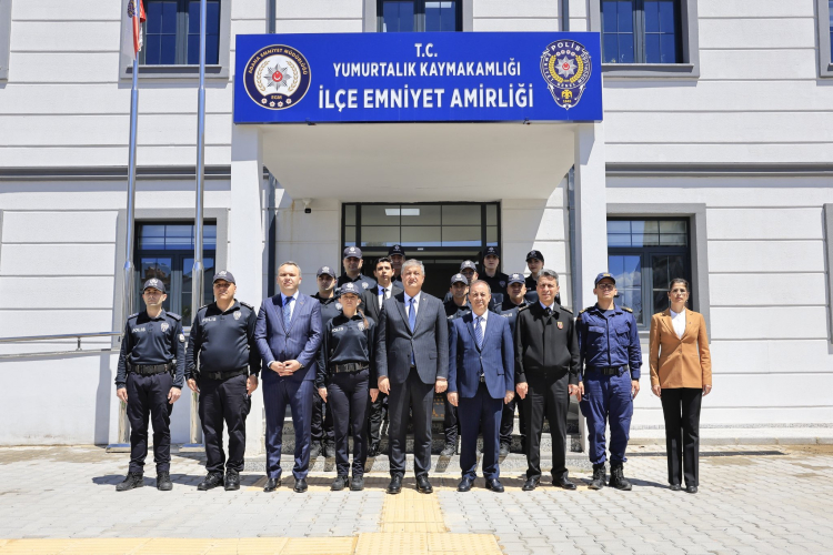 Adana Valisi Mustafa Yavuz, ilçe ziyaretleri kapsamında Yumurtalık’ı ziyaret etti. Programa İl Emniyet Müdürü Ahmet Hakan Arıkan ve İl Jandarma Komutanı Tümgeneral Coşkun Sel de eşlik etti. Ziyaret kapsamında ilk olarak Yumurtalık Kaymakamlığı’nı ziyaret eden Vali Yavuz, Kaymakam Yakup Papaker, Belediye Başkanı Erdinç Altıok ve İlçe Emniyet Amiri Remzi Özer ile bir araya geldi. Doğu Akdeniz Liman Projesi Değerlendirildi Kaymakamlıkta gerçekleştirilen toplantıda Vali Yavuz, ilçenin genel durumu, yürütülen çalışmalar ve devam eden yatırımlar hakkında bilgi aldı. Özellikle Adana (Doğu Akdeniz) Ana Konteyner Limanı başta olmak üzere ilçedeki projeler değerlendirildi. Vali Yavuz, Yumurtalık’ın sahip olduğu coğrafi avantajlar, kültürel miras ve artan sanayi yatırımlarıyla Adana’nın dünyaya açılan stratejik noktalarından biri olduğunu belirterek, “Yumurtalık’ın potansiyelini en üst seviyeye çıkarmak için kararlı adımlarla ilerlemeye devam edeceğiz” dedi. “Yumurtalık’ın Potansiyelini En Üst Seviyeye Çıkaracağız” Adana Valisi Mustafa Yavuz, “Kıyı şeridinin sunduğu coğrafi imkanları, asırların mirasını taşıyan kültürel derinliği ve her geçen gün büyüyen sanayi yatırımlarıyla Adana'mızın dünyaya açılan en stratejik kapılarından biri olan Yumurtalık ilçemizin potansiyelini en üst seviyeye çıkarmak için kararlı adımlarla ilerlemeye devam edeceğiz” ifadelerini kullandı.  Huzur Ortamı İçin Çalışmalar Sürüyor Vali Yavuz, ilçenin asayiş durumu hakkında yaptığı değerlendirmede Yumurtalık’ta huzur ortamını daha da ileriye taşımaya yönelik çalışmaların ele alındığını belirtti. Toplumsal huzur ve güvenliğin güçlü bir kalkınmanın temel unsuru olduğuna dikkat çeken Vali Yavuz, bu alanda atılan her adımın ilçenin geleceğine yapılan önemli bir yatırım olduğunu ifade etti. Yavuz, Yumurtalık’ın huzur ve güvenliğini sağlamak için gece gündüz görev yapan emniyet personeline de teşekkür ederek çalışmalarında başarılar diledi.