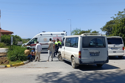 İki minibüs kafa kafaya çarpıştı: 2 Yaralı