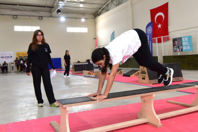 Osmaniye’de 14 okuldan 60 sporcu cimnastik müsabakalarında yarıştı