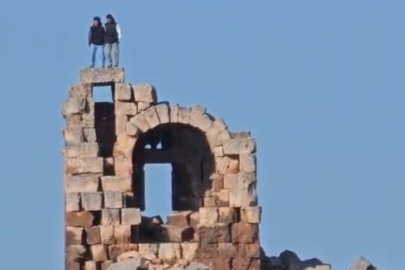 Şanlıurfa'da 2 bin yıllık tarihi yapının üzerinde halay çektiler!