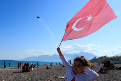 SOLOTÜRK Antalya'ya düzenleyeceği gösteri öncesi prova uçuşu yaptı