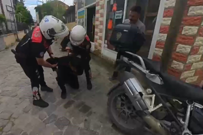 Mersin Tarsus'ta motosiklet sürücüsüne polisten hayat kurtaran Heimlich manevrası