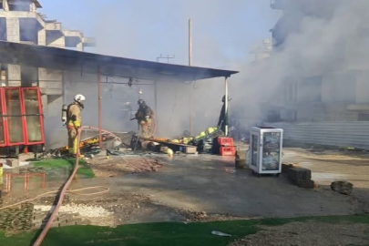 Hatay'da gece yarısı yangın! Defne ilçesindeki market alev alev yandı