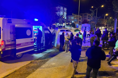 Mahallesi'nde korkutan kaza: Parçalanan kasklar motosikletteki iki kişiyi hayata bağladı