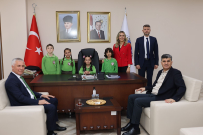 Mersin Akdeniz'de 23 Nisan coşkusu: Temsili Başkan Buğlem'den park yenileme talimatı