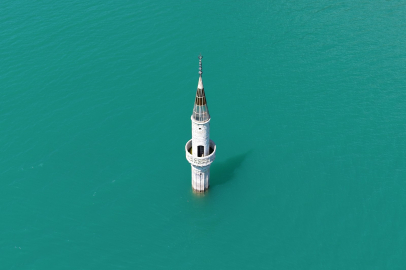 Mersin'de etkileyici görüntü: Baraj dolunca eski Akine köyünün minaresi su üstünde tek başına kaldı