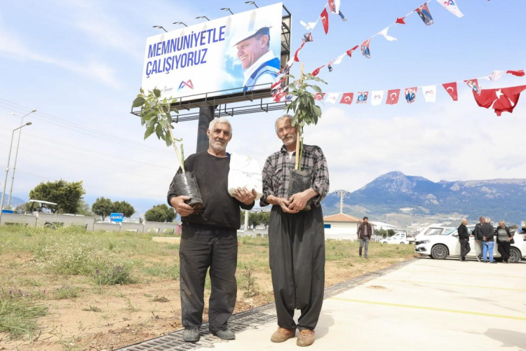 Mersin'de tarımsal kalkınma hamlesi Anamur'da üreticilere binlerce avokado fidanı dağıtıldı 2