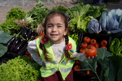 Mersin Erdemli'de minik eller hasat heyecanı yaşadı