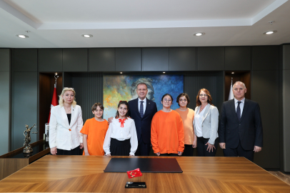 Minik misafirler Başkan Seçer’le 23 Nisan coşkusunu paylaştı