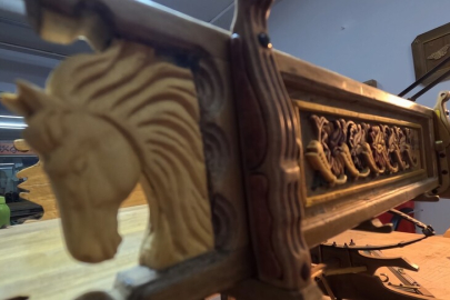 Minyatür talika, naht ve tezhip motifleriyle süslendi