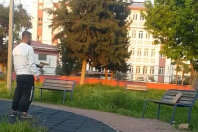 Parkta çocuğa oyuncak silahla atış talimi yaptırdı