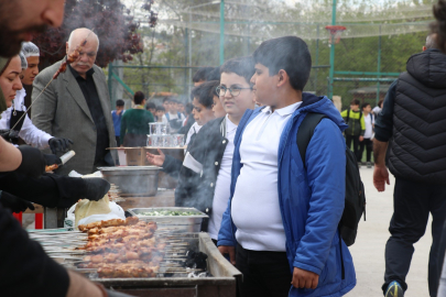Şanlıurfa'da bir hayırsever, öğrencilere moral vermek için ücretsiz kebap dağıttı