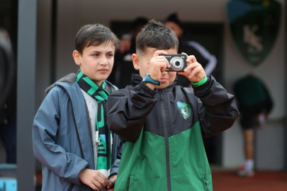 Serdar Dursun'dan golünü tuşlu cep telefonuyla kaydeden minik taraftara anlamlı hediye