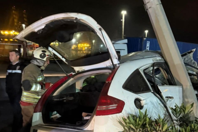 İskenderun'da şiddetli çarpışma: Direğe çarpan araçta sıkışan sürücü itfaiye ekiplerince kurtarıldı