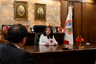 Vali koltuğuna oturan 4. sınıf öğrencisinden emniyet müdürüne 'güvenli okul' talimatı