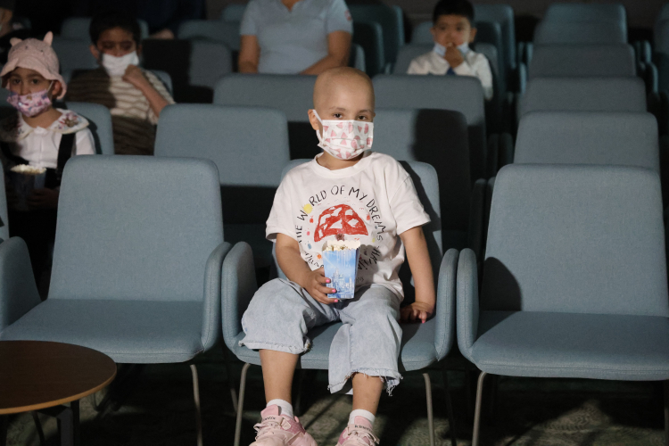 Adana'da lösemi tedavisi gören çocuklar için hastanede özel sinema etkinliği 3
