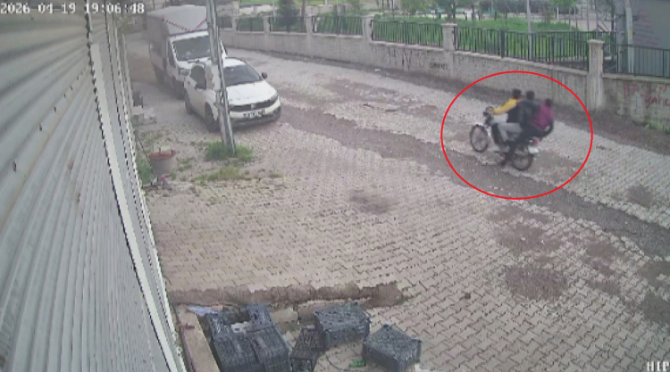 Hatay'da korku dolu anlar Boş arazide rastgele ateş açan çocuklar kamerada 2