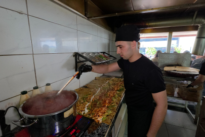 Hatay'da örnek davranış: 23 Nisan'da çocuklara yüzlerce ücretsiz döner dağıtıldı