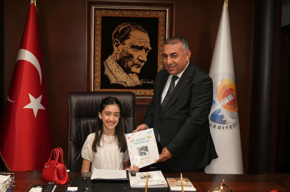 Küçük Yazar Zeynep Demir, Büyükşehir Belediye başkanlık koltuğuna oturdu