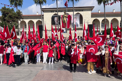 Mersin'de 23 Nisan coşkusu: Cumhuriyet Meydanı'nda renkli kutlama