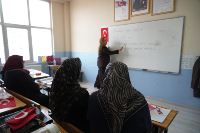 "Okumanın yaşı yok" dediler, sıralara döndüler! Niğde Halk Eğitim'de duygulandıran başarı hikayesi