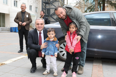Erciyes Üniversitesi’nde bayram sevinci: Rektör Altun minik hastaları ziyaret edip hediyeler dağıttı