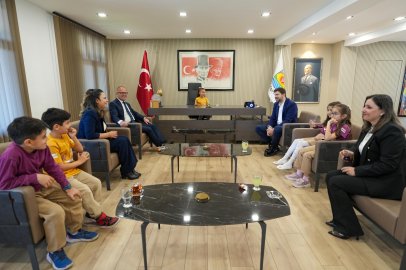 Tarsus’ta 23 Nisan coşkusu: Başkan Ali Boltaç koltuğunu Şehit Cemre Salih Gözen İlkokulu öğrencilerine devretti