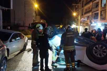 Hatay Arsuz'da feci kaza: Park halindeki araçlara çarpan otomobil takla attı