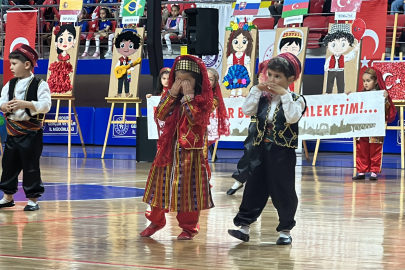 23 Nisan kutlamasına katılan minik kız hem ağladı hem oynadı