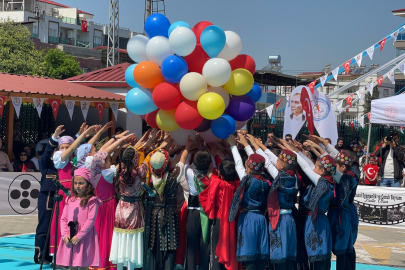 Osmaniye’de 23 Nisan kutlamalarına damga vuran pankart: "Savaşlar dursun dünya çocuklara kalsın"