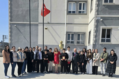 Adana’da AKDEV Başkanı Karyaldız’dan Atatürk büstünü koruyan öğrencilere anlamlı ziyaret