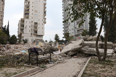 Adana'da depremde 40 kişinin hayatını kaybettiği binanın firari müteahhidi için iade süreci başlatıldı