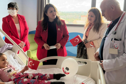 AK Parti Adana Kadın Kolları Başkanı Söylemez, 23 Nisan’da miniklerin yüzünü güldürdü