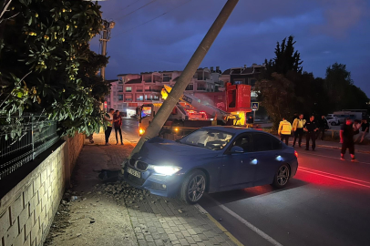 Antalya’da aydınlatma direğine çarpan otomobil sürücüsünü yaraladı