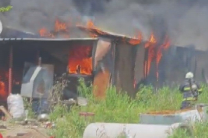 Defne’de korkutan yangın! Elektrik kontağından çıkan alevler konteynerleri kullanılmaz hale getirdi