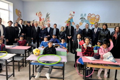 Gazetecilerden köy okuluna kütüphane