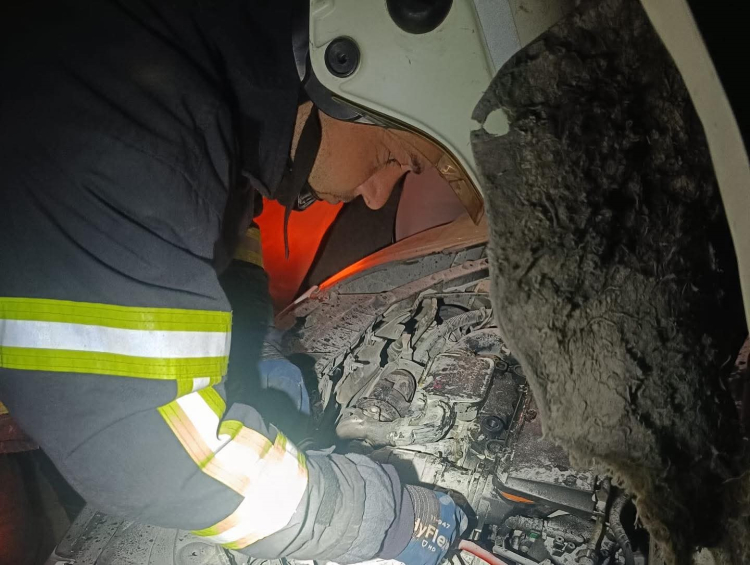 Hatay Kırıkhan'da seyir halindeki otomobil alevlere teslim oldu 2